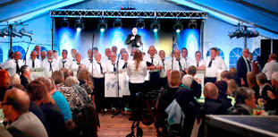 Publikum fik en herlig musikalsk oplevelse med Capstan koret, som sang shanties og sømandssange. Foto Søren Gülck