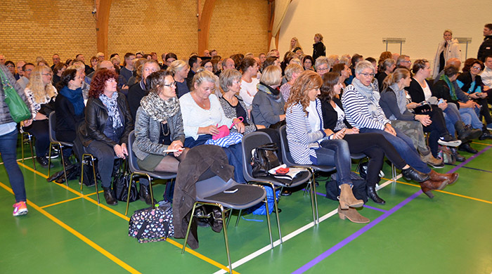 De 300 tilhørere fik et to timers underholdende foredrag af Joan Ørting, og de var med hende hele vejen.Foto Tove Hansen