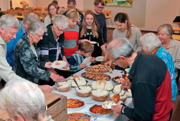 Gæsterne blev budt på et lækkert æblekagebord på Gråsten Landbrugsskole. Foto Søren Gülck
