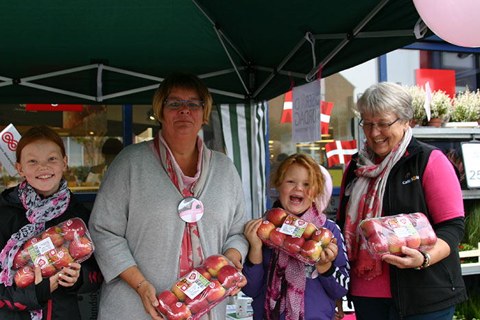 Med Pink Lady æblerne ses Laura Deigaard Petersen, Lotte Petersen, Frida Deigaard Petersen og Helene Jørgensen, som stod foran SuperBrugsen i Broager. 