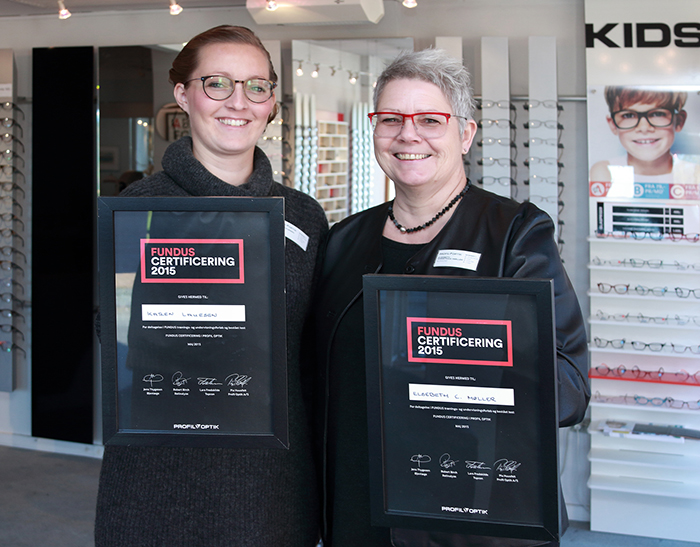 Optikerne i Profil Optik i Gråsten glæder sig over det nye måleudstyr. Foto Søren Gülck