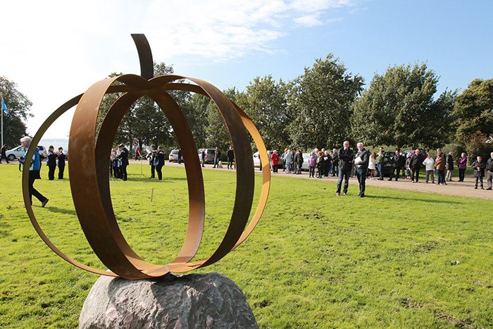 Gråsten Æblefestival 2015 er i gang. Den blev åbnet lørdag i Alnor Strandpark af borgmester Erik Lauritzen og med afsløring af en ny æbleskulptur.Foto Søren Gülck