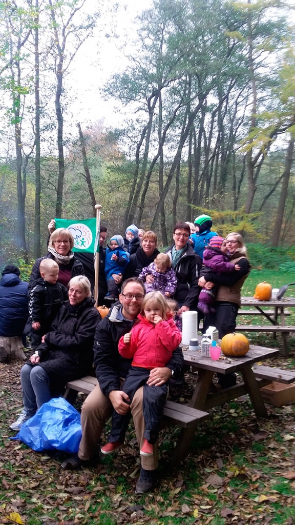 Bettina, Mikkel Lukas, Karina, Merle, Ulla, Emil, Alberte og Dorthe ved det eftertragtede grønne spire flag.