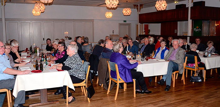 Ældre Sagen i Bov havde arrangeret en hyggelig aftenen med sønderjysk grønlangkål. Foto Tove Hansen