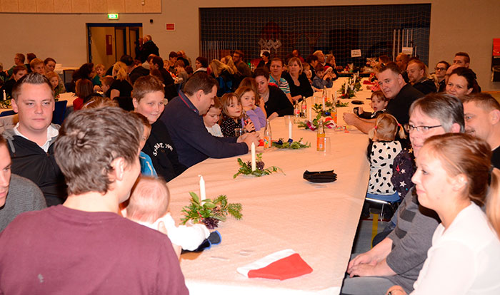 Der blev julehygget rundt ved bordene i Kværshallen. Foto Tove Hansen