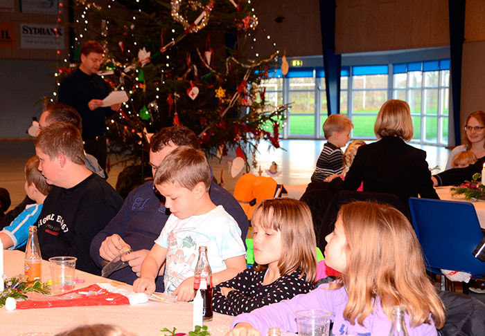Der blev julehygget rundt ved bordene i Kværshallen. Foto Tove Hansen