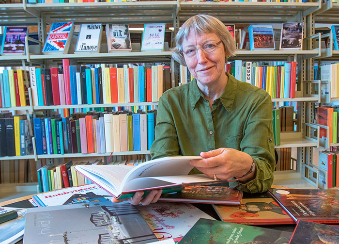 Bibliotekar Hanne Næsborg-Andersen er parat til et nyt kapitel i sit liv efter 10 år som leder af Gråsten Bibliotek. Foto Søren Gülck 
