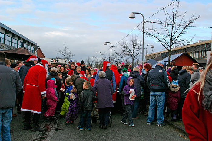I samlet flot gik de 700 mennesker over i Torve­centret, hvor julemandens rensdyr stod tøjret. Foto Ditte Vennits Nielsen