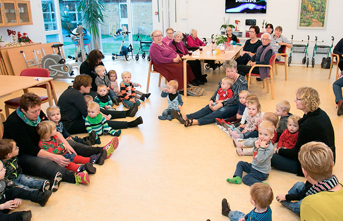 Dagplejebørnene spredte juleglæde hos beboerne på Broager Plejecenter. Foto Søren Gülck        