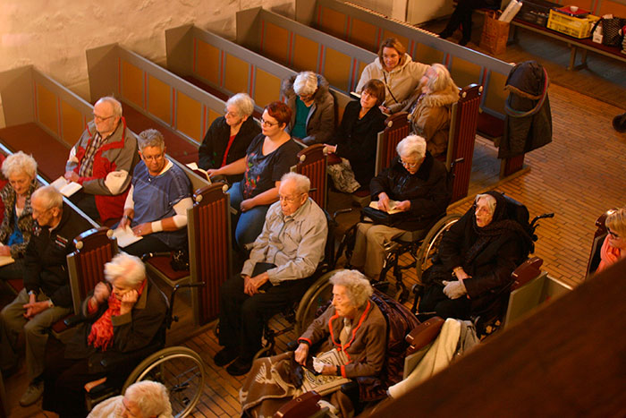 De ældre nød det nye tiltag i Bov Kirke. Foto Ditte Vennits Nielsen
