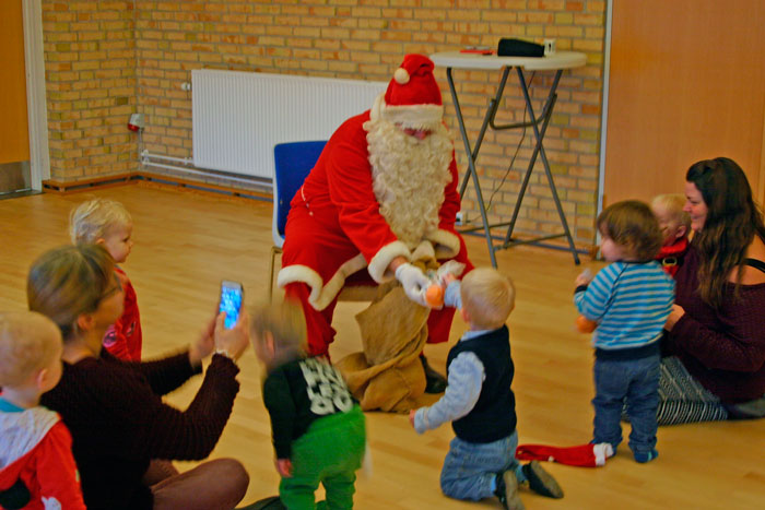 Dagplejebørnene var til hyggelig julefrokost i Grænsehallerne. Foto Ditte Vennits Nielsen