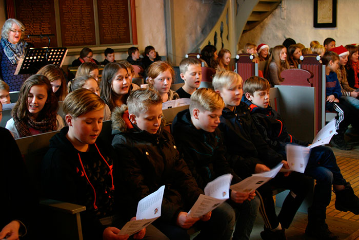 Skoleeleverne hørte Juleevangeliet blive læst op. Foto Ditte Vennits Nielsen