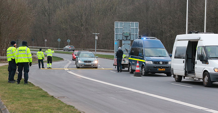 Politiet var hurtigt ude for at kontrollere bilisterne ved den dansk-tyske grænse i Kruså og Padborg. Fotos Søren Gülck