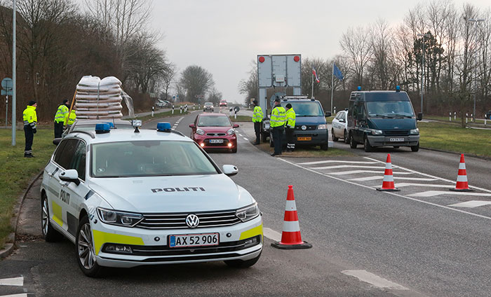 Politiet var hurtigt ude for at kontrollere bilisterne ved den dansk-tyske grænse i Kruså og Padborg. Fotos Søren Gülck