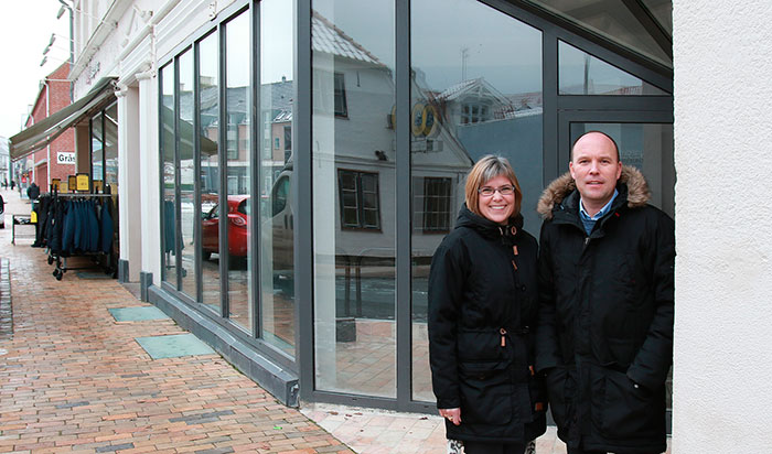 Efter to år på Nygade 11 i Gråsten flytter Karina og Stefan Sönnichsen deres forretning til Slotsgade 7 i Gråsten, hvor de genåbner den 1. februar i større lokaler.