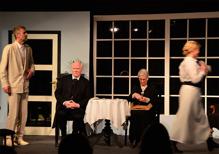 Der var en intens stemning, da fru Alving, spillet af Doris Jensen Lindgaard,og pastor Manders, spillet af Niels-Ole Lindgaard, blev opført på Det lille Teater.