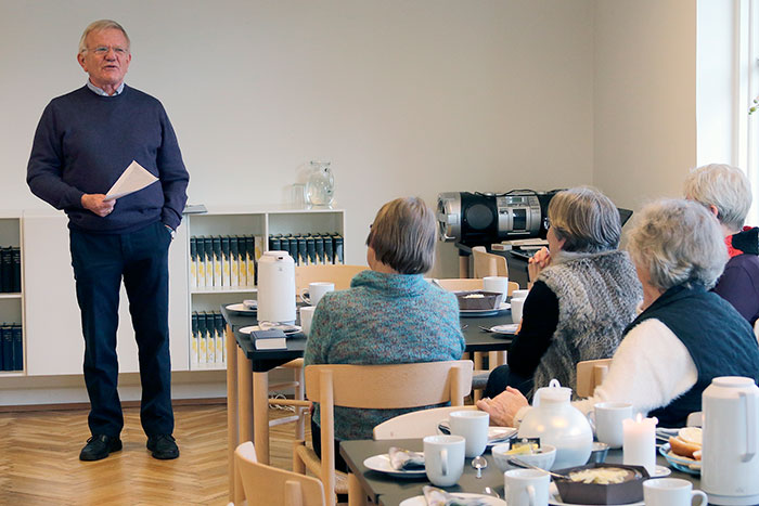Tidligere sognepræst Jens Barfod fortalte i præstegården om årene i Schweiz og Holland. Foto Søren Gülck