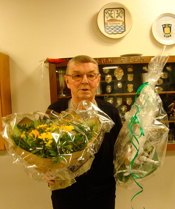Der var gaver til Asmus Carstens, da han endegyldigt takkede af fra det frivillige arbejde i Egernsund. Foto Flemming Nielsen