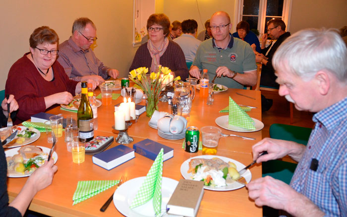 Der var hyggelig fællesspisning i Kværs Præstegård. Foto Tove Hansen