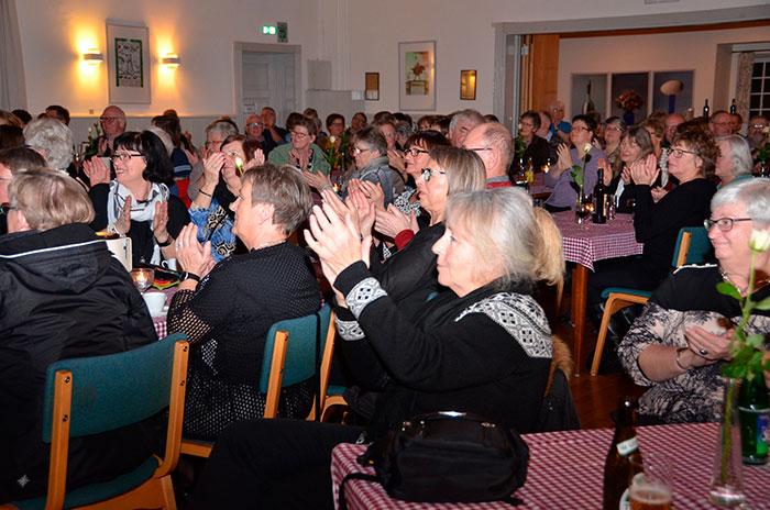Ann-Mette Elten havde godt fat i publikum, som sang med på de kendte sange. Foto Tove Hansen