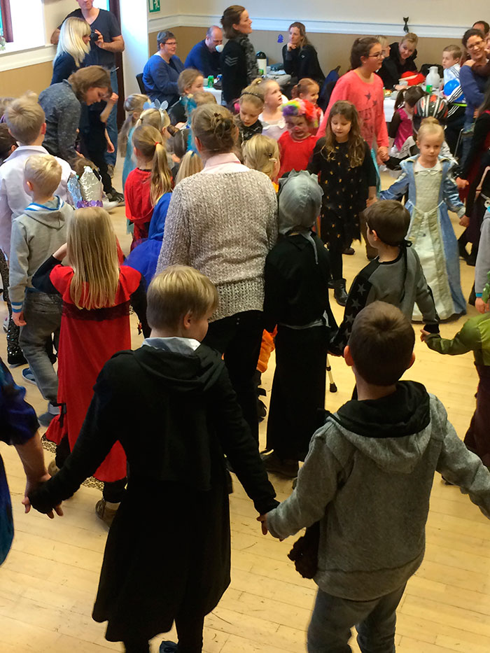 Det var ivrige børn, som var til fastelavnsfest i Kollundhus. Foto Frederik Johannsen