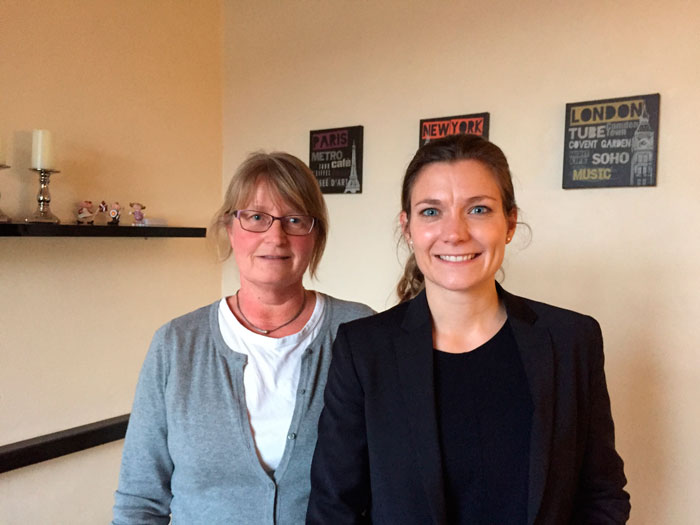 Folketingsmedlem Lotte Rod (R) besøgte dagplejer Nanna Wortmann (tv) i Bov.