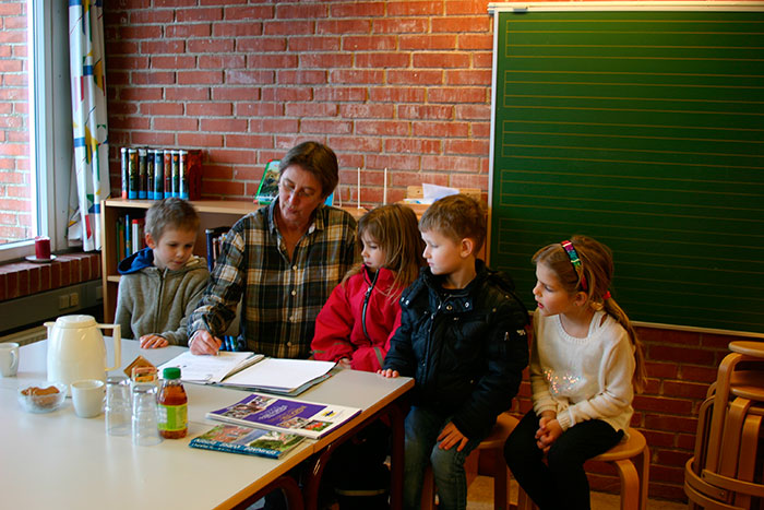 Isarr på 6 år, skoleleder Susanne Haupt, Anja 5 år, Liam 5 år og Julia på 6 år.  Foto Ditte Vennits Nielsen