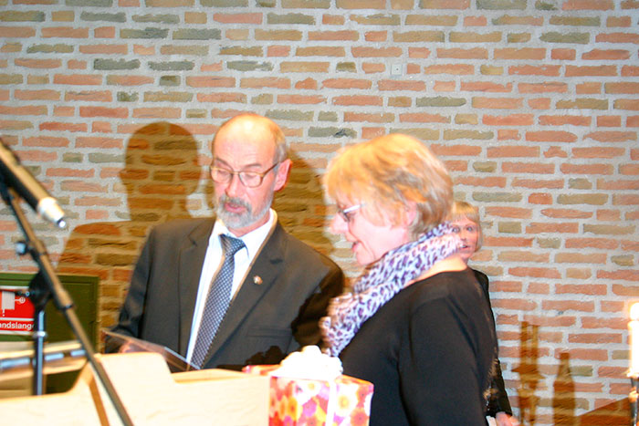 Formand for Kultur- og Fritidsudvalget Tim Wulff (V) overrakte kulturprisen til Lone Schmidt. Foto Ditte Vennits Nielsen