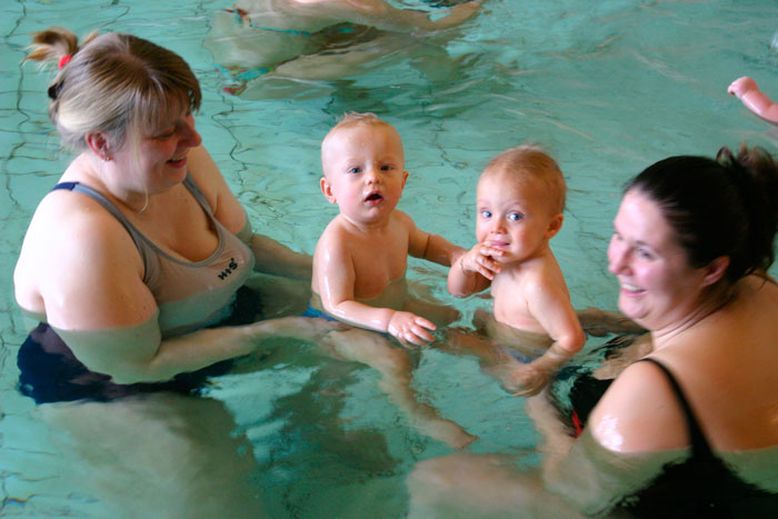 Babysvømning er blevet en succes i Bov Svømmehal. Foto Ditte Vennits Nielsen