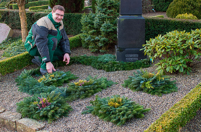 Kirkegårdsmedarbejdere skal ændre vaner, når gravsteder skal pyntes til jul. Foto Søren Gülck 
