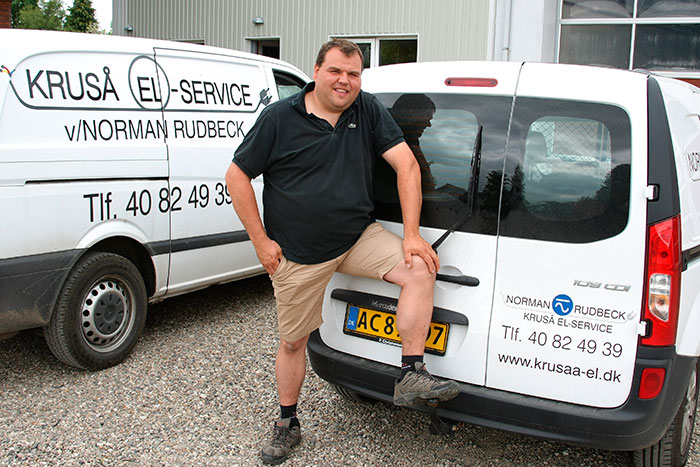 Elektriker Norman Rudbeck driver Kruså El-Service Arkivfoto