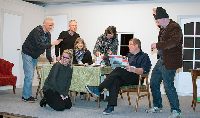 Kværs-dilettanterne er klar til at opføre Soyas berømte skuespil ”Parasitterne”. Foto Søren Gülck 