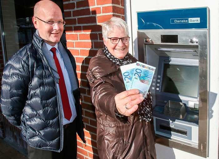 Privatdirektør Nis Peter Thyssen og bankfuldmægtig Jette Duus foran bankens pengeautomat i Gråsten. Foto Søren Gülck