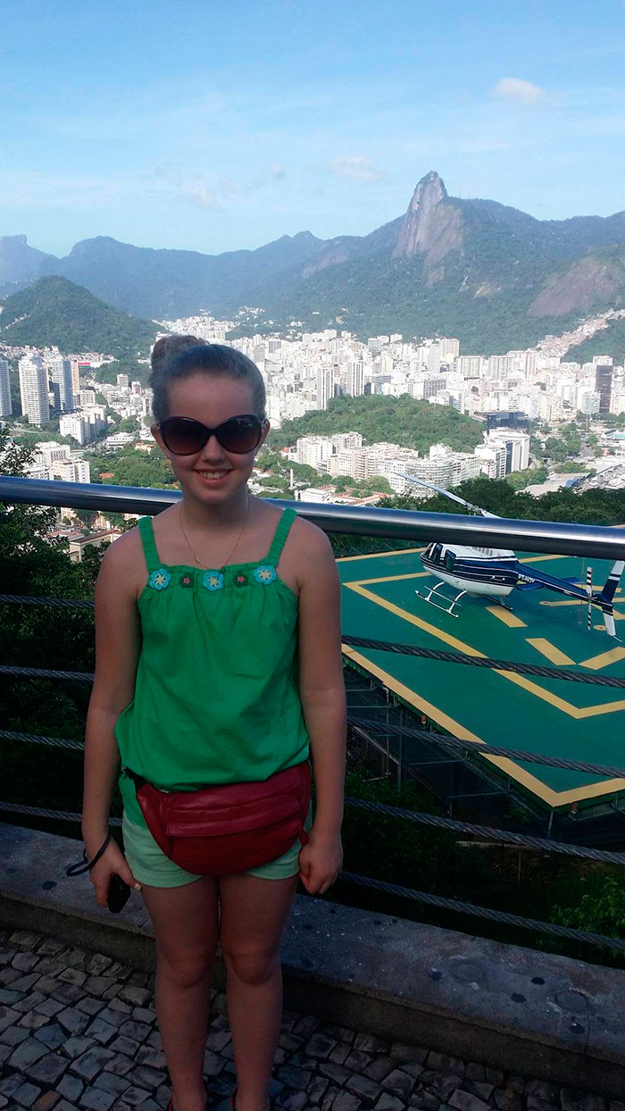 Marie Christensen på 9 år med Rio de Janeiro i baggrunden.