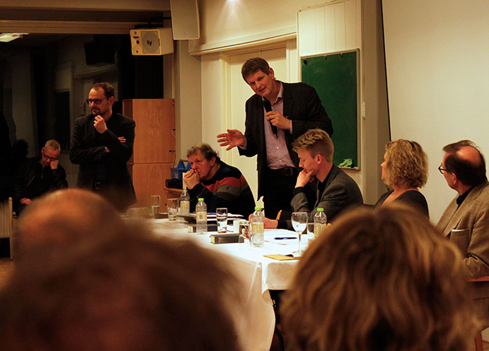 Panelet fra venstre redaktør Siegfried Matlok, Carsten Leth Schmidt, formand for Slesvigsk Parti, Peter Kofod, folketingsmedlem for Dansk Folkeparti, Stine Bosse, formand for Europabevægelsen samt historiker Jørn Buch. Ordstyrer var højskoleforstander Peter Buhrmann til venstre for panelet.