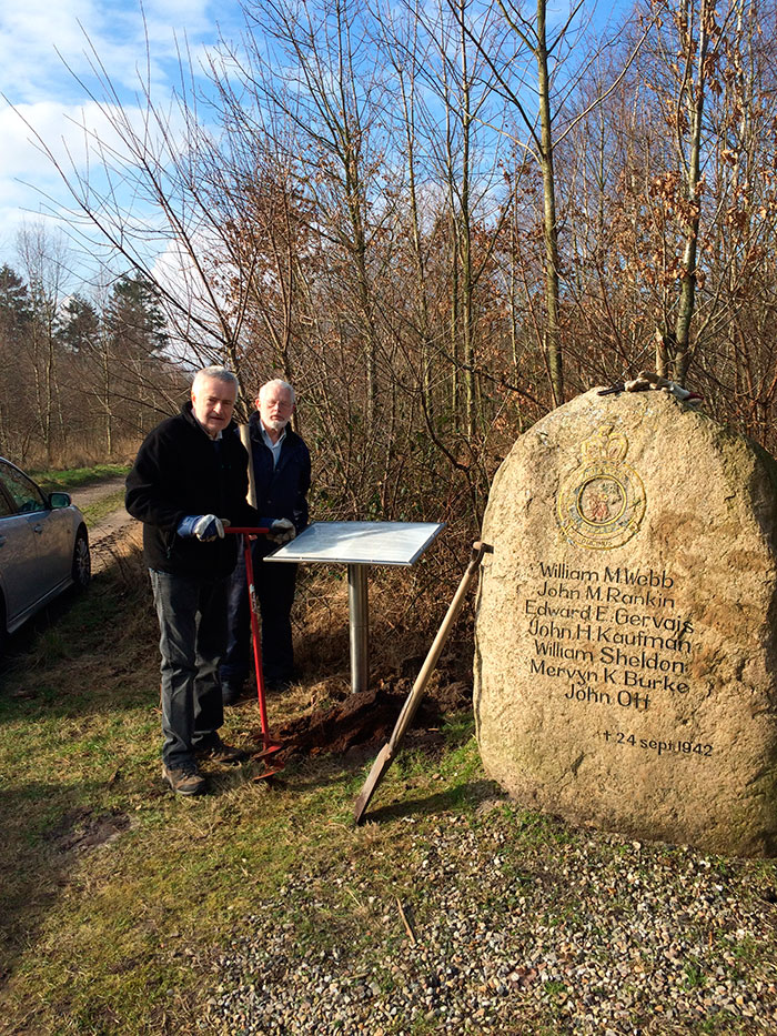 Torben Ølholm og Asger Moos fik genetableret tavlerne ved mindestenen på Kollundbjerg. Foto Frederik Johannsen