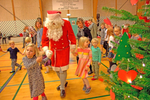 Julemanden havde nok at se til med de 125 forventningsfulde børn fra Felsted. Foto Kira Bonde Andersen