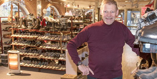 Torben Rasmussen er ud af en kendt skobutik-familie. Lørdag havde han efter 35 år sidste åbningsdag. Foto Søren Gülck