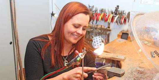Smykkedesigner Rie Meyer åbner ny butik i Padborg