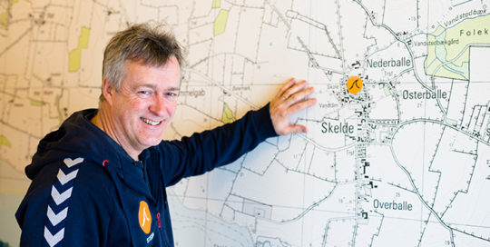 Forstander Steen Emgren ved skolens store kort over Broagerland. Foto Lene Neumann Jepsen