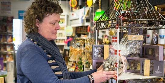 Karen Füchsel glæder sig til at byde på forskellige smagsprøver på Kvindemessen. Foto Lene Neumann Jepsen