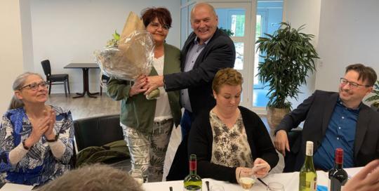 Jonna Seemann blev Årets Gråstener. Her modtager hun et buket blomster af Gunnar Hattesen Foto Ingrid Johannsen