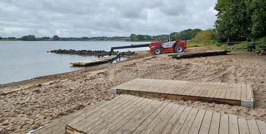 Efter en god badesæson blev badebroen taget op. Privatfoto