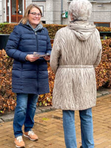 Ingrid Johannsen har i valgkampen travlt med at tale med vælgerne. Foto: Solveig Schwarz