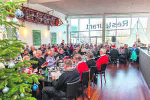 Der var hyggelig julestemning ved julefrokosten.Foto Søren Gülck