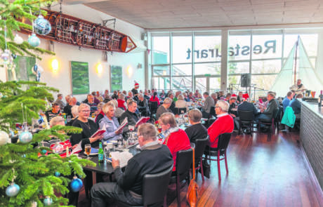Der var hyggelig julestemning ved julefrokosten.Foto Søren Gülck
