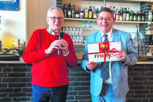 Formand for Ældre Sagen i Gråsten, Ebbe Johansen, rettede en stor tak til Niels Jessen for donationen.Foto Søren Gülck