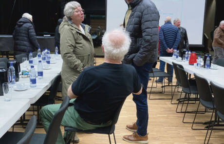 Ole Andersen diskuterer sine mange ejendomme med en anden borger.