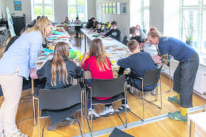 Altertavlen består af tegninger malet af hver enkelt elev. 