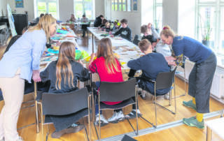 Altertavlen består af tegninger malet af hver enkelt elev.